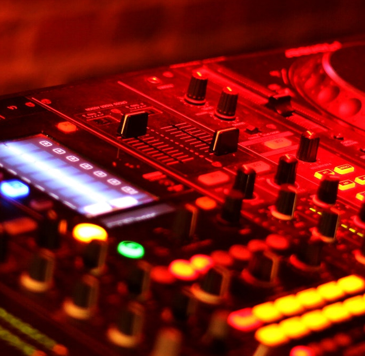 DJ Eric B | Live Music at Curran's Irish Inn Bensalem. Bensalem rocks every weekend at Curran's Irish Inn with some of the best in local and live music. Support local music. Arrive early and grab some food. Full restaurant menu available at this Irish pub.